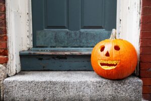 a carved pumpkin smiling